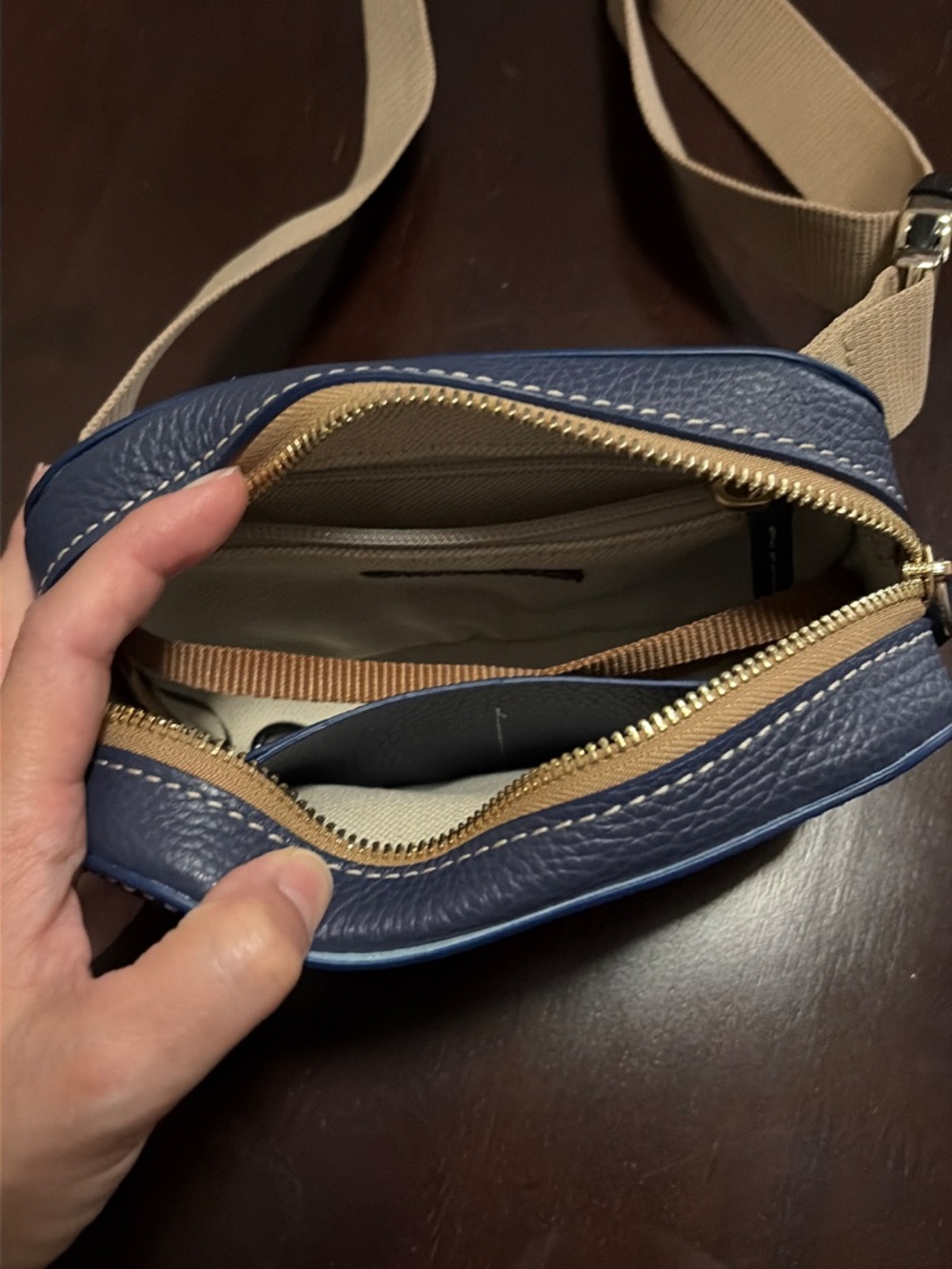 Dooney & Bourke belt bag - Picture 2 of 4